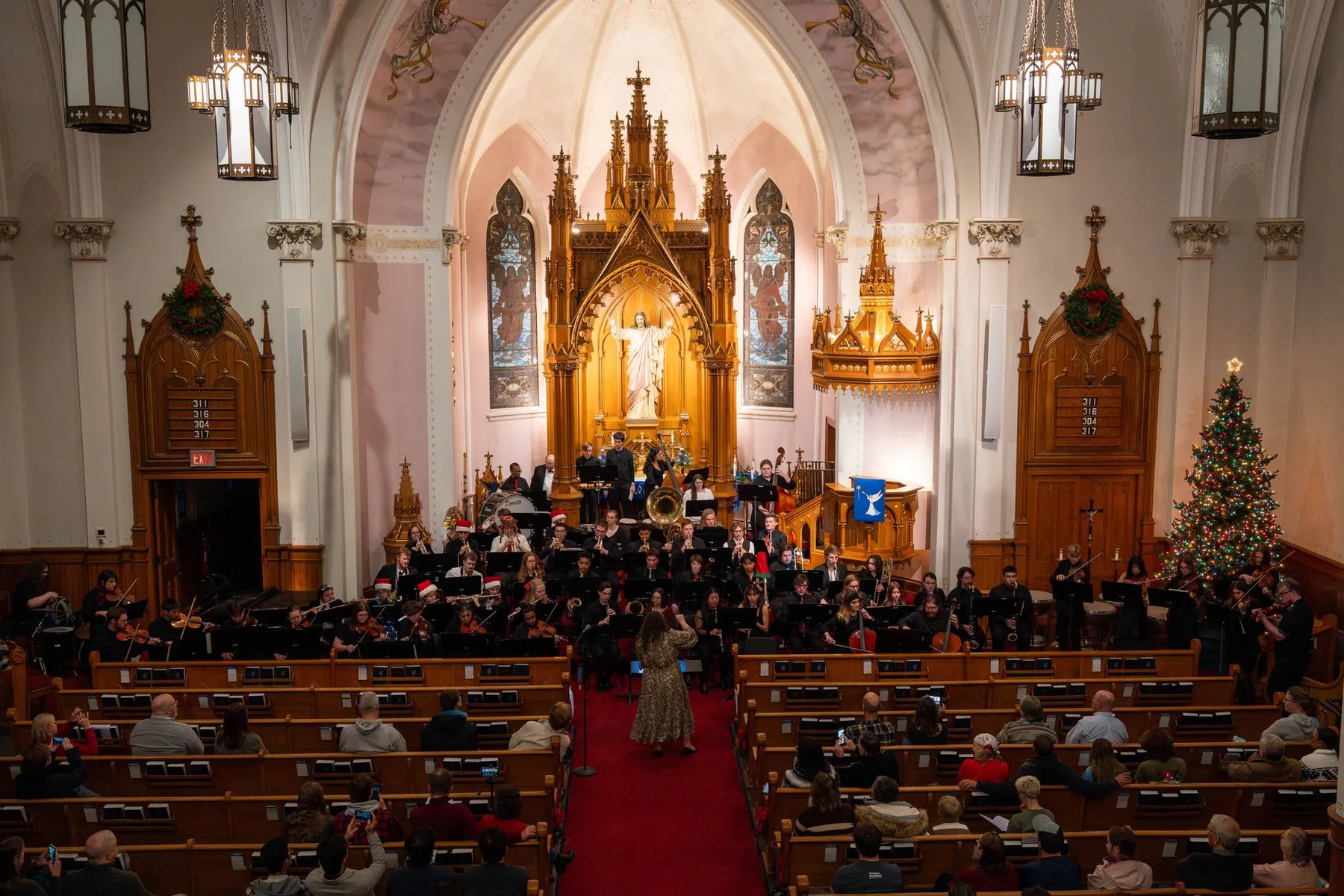 Orchestre symphonique en concert dans une église Orchestre symphonique en concert dans une église