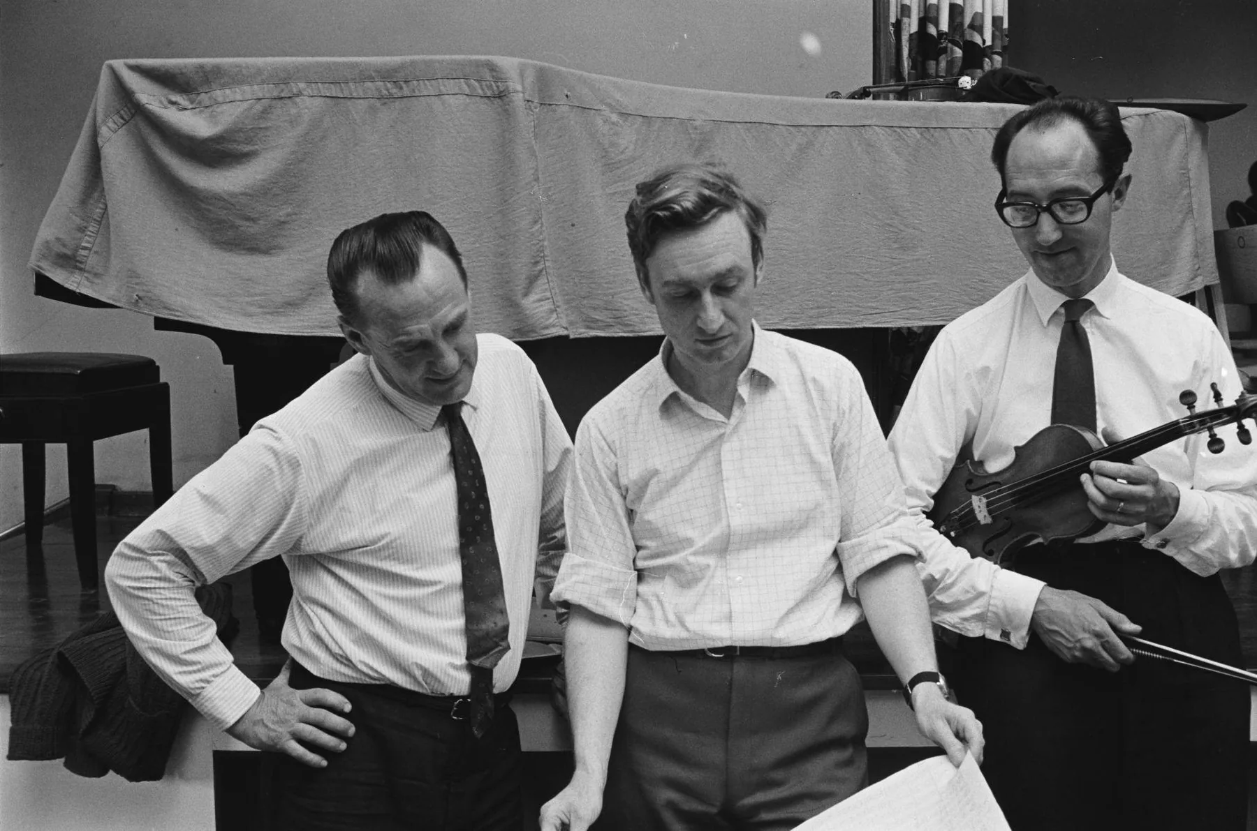 Musiciens préparant une répétition orchestrale Musiciens préparant une répétition orchestrale