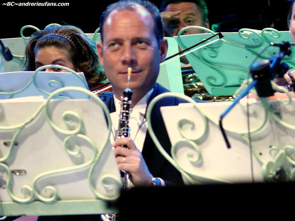 Hautboïste jouant au sein de l’orchestre