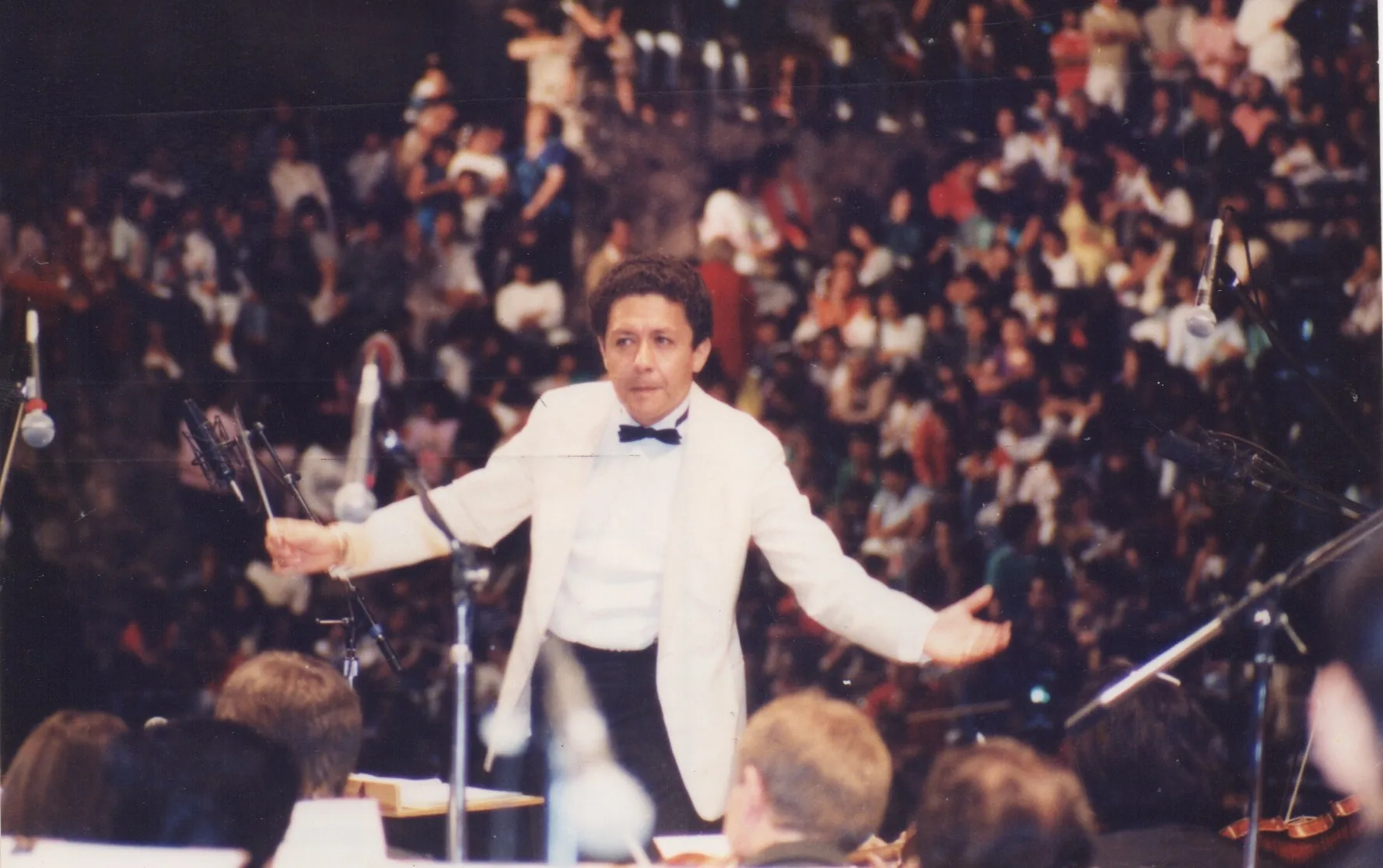 Conductor facing the musicians Conductor facing the musicians