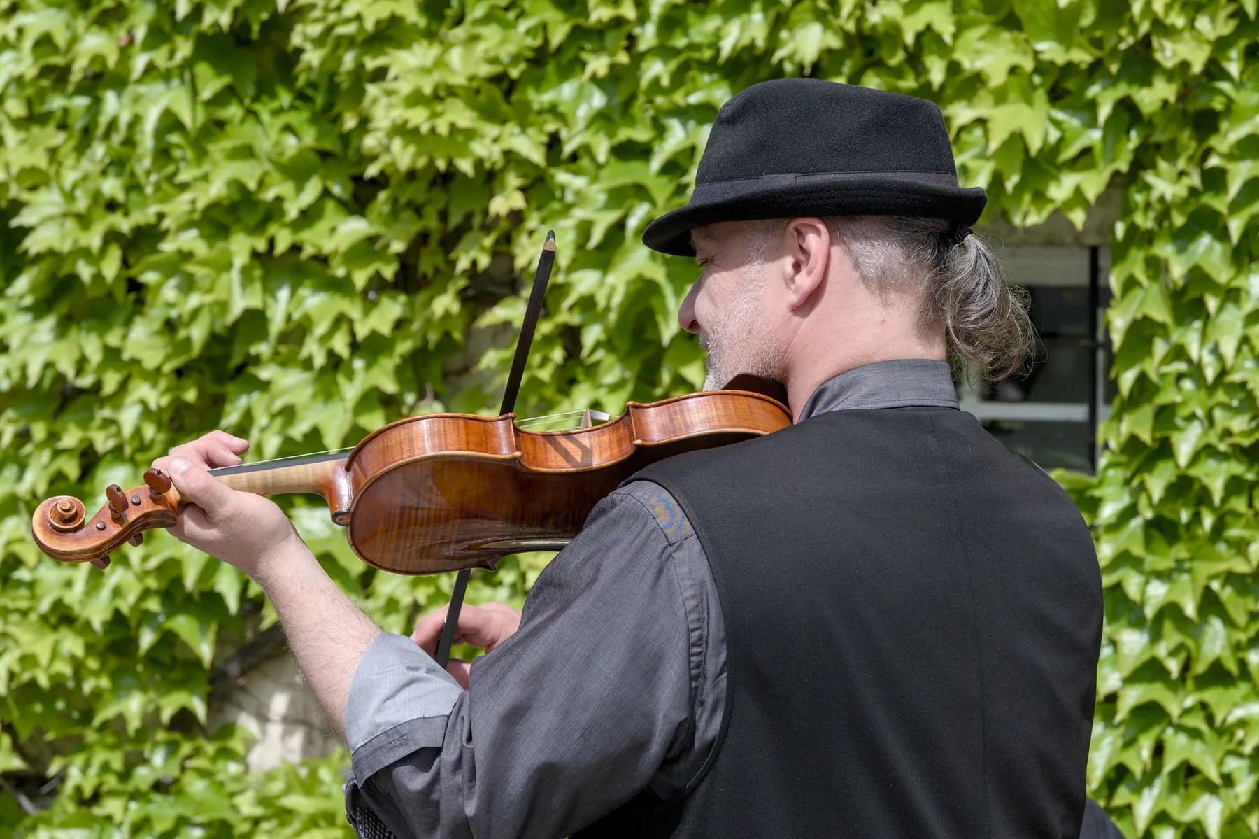 Violinist performing a work outdoors