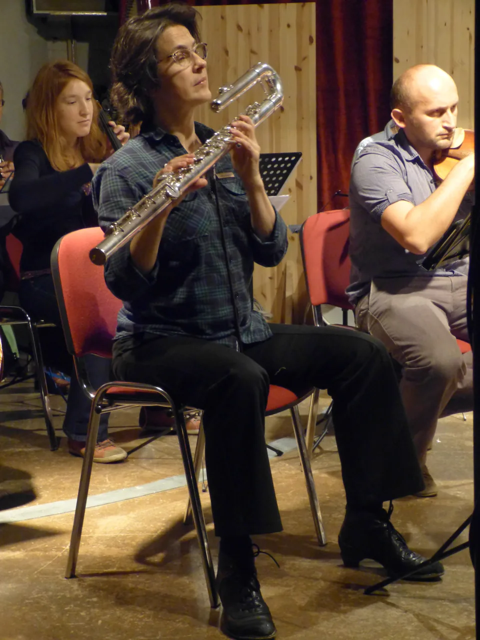 Flûtiste jouant dans un orchestre