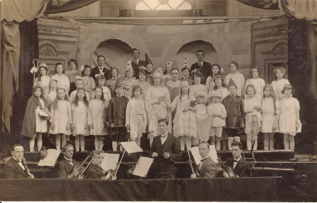 Orchestre accompagnant un spectacle musical ancien