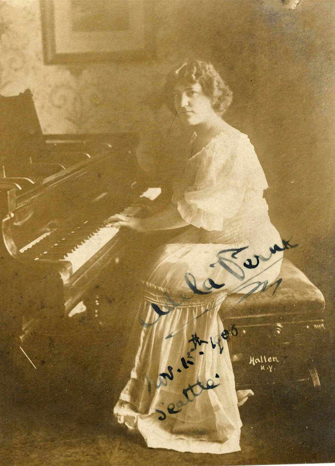 Pianiste historique assise devant son piano Pianiste historique assise devant son piano